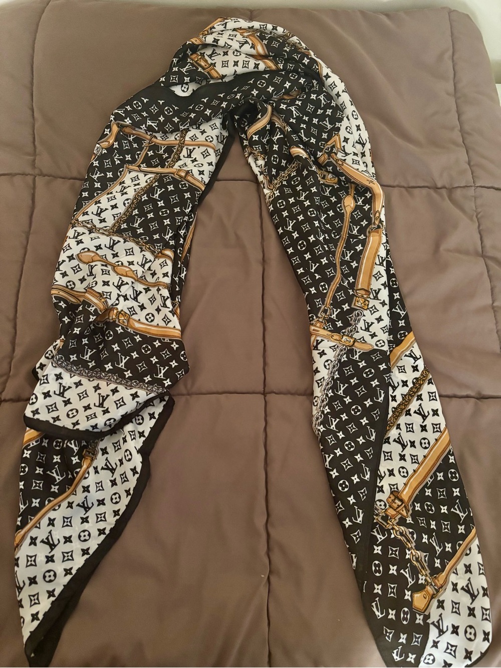 100 % Silk Louis Vuitton Black, White & Gold Monogram Silk Wrap - Picture 2 of 5